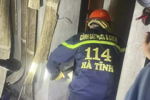 Cảnh sát dập lửa cứu 3 bà cháu trong vụ cháy nhà