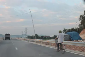 'Kinh hoàng' nhiều người đi bộ, vui chơi, chạy xe đạp... trên cao tốc ở Nghệ An