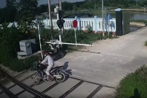 Nữ công nhân đường sắt dũng cảm cứu người