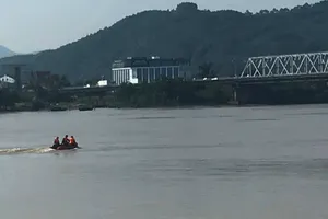 Cảnh sát tìm thấy thi thể thanh niên để lại xe máy trên cầu Bến Thủy 2