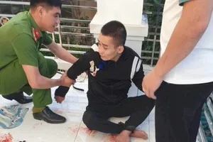 Bắt kẻ đột nhập nhà, đâm chủ nợ trọng thương 