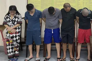 Phát hiện 1 cô gái và 7 người đàn ông trên xe hơi dương tính với ma túy