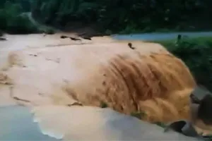 Mưa lớn, nước dâng, học sinh phải nghỉ học, thủy điện Hố Hô xả tràn