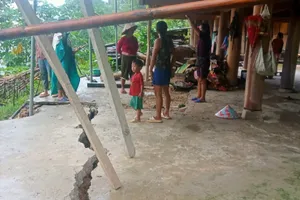 Kỳ lạ: Hết mưa, dòng đất đá vẫn tuôn chảy như lũ ống ở miền núi 