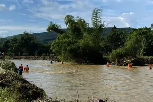 Tìm học sinh lớp 10 lũ cuốn trôi, mò được ví đựng 12,5 triệu của dân 