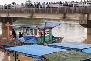 Theo cha xuống thuyền, bé trai 13 tuổi bị mất tích