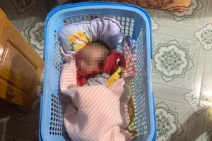 Bé trai sơ sinh bị bỏ bên đường cùng 700 ngàn đồng