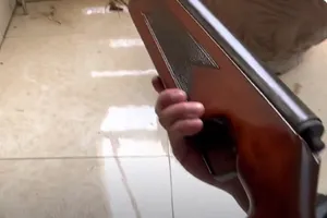 1 phụ nữ bị trúng đạn súng hơi khi ra đóng cổng