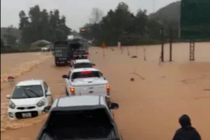  Nước lũ ào ào đổ về cuốn trôi xe trên đường Hồ Chí Minh 