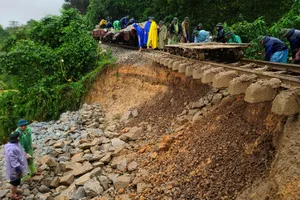 Khắc phục xong đoạn đường sắt sạt lở do mưa lũ: Tàu Bắc-Nam thông tuyến