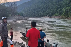 2 mẹ con qua sông gặp lúc thủy điện xả lũ, 1 người bị nước cuốn