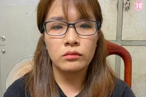 Triệt phá nhóm làm bằng thạc sĩ, các loại giấy tờ giả cực lớn 