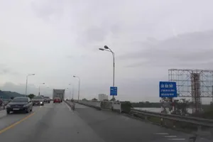 Cảnh sát vớt thi thể 2 người đàn ông dưới chân cầu Bến Thủy