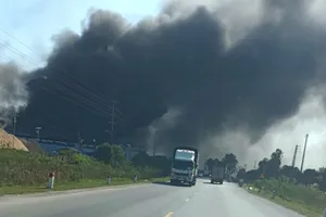 Cháy lớn một công ty ở Khu công nghiệp Nam Cấm