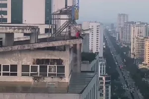 Clip ghi cảnh giải cứu cô gái 19 tuổi đòi nhảy từ mái chung cư