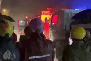 Đốt nến tìm tài sản để trộm gây cháy ki ốt