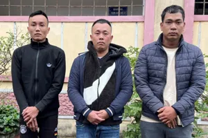 Nữ nhân viên cây xăng bị lừa cầm cố iPhone 15 dỏm mất 10 triệu đồng