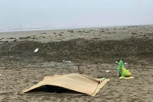 Ngư dân phát hiện thi thể phụ nữ mang túi xách trôi dạt trên biển 