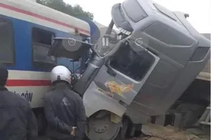 Tai nạn xe tải và tàu SE8, toa xe trật bánh khỏi đường ray