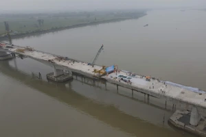 Hợp long cầu vượt sông dài nhất tuyến cao tốc Bắc-Nam 