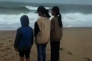 Nhói lòng hình ảnh 3 người con dõi mắt ra biển tìm mẹ đang mất tích