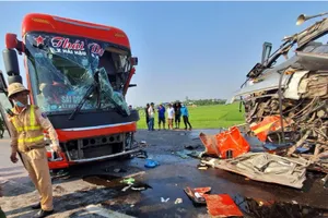 Đầu xe khách và xe tải biến dạng sau cú 'tông nhau', tài xế tử vong
