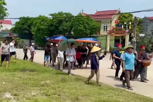 Ngư dân bỏ xác cá voi vào quan tài và tổ chức lễ an táng