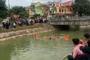 Cả xã lo lắng, lặn hụp dưới nước chỉ vì dòng chữ 'Con xin lỗi bố mẹ vì áp lực học tập'