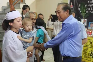 Báo Pháp Luật TP.HCM thăm hỏi, động viên gia đình 4 ngư dân gặp nạn trên biển