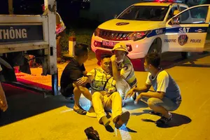 Tạm giữ 1 thanh niên không chịu đo nồng độ cồn, tông gãy chân trung tá CSGT