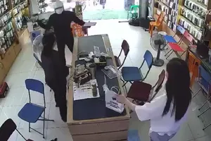 Clip quay cảnh kẻ cầm vật giống súng xông vào cửa hàng điện thoại cướp tiền 