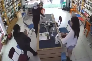 Bắt kẻ nghi cầm súng cướp 2 iPhone Pro Max ở Nghệ An 