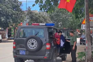 Tiếp sức nữ sinh vượt 42 km đường núi rừng đi thi vào lớp 10