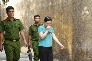 Khởi tố nhóm 1 phụ nữ và 5 thanh niên cưỡng đoạt 1 tỉ đồng rồi đi du lịch