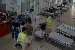 Người bố bước xuống xe ô tô hốt hoảng nói với CSGT ‘cứu con tôi...’