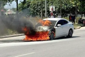 Mang ô tô bị ngập nước đi sửa, bốc cháy dữ dội khi chạy thử 