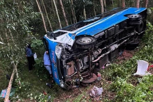 Xe khách lật xuống vệ đường, một phụ nữ đi xe máy tử vong