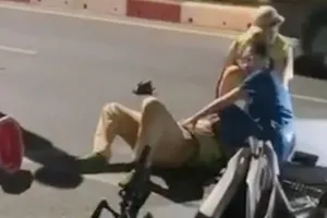 2 thiếu niên chạy xe máy 'như bay' tông vào Đại uý CSGT ở Hà Tĩnh