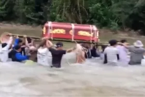 Lũ dâng, người dân khiêng quan tài vượt suối 