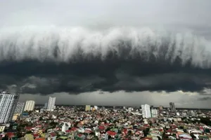 Người dân lo lắng khi mây đen xám xịt vần vũ trên bầu trời xứ Nghệ 