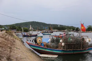 Sóng đánh lật tàu đánh cá trên biển, 3 ngư dân kịp thoát nạn 