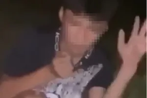 Nam sinh lớp 11 bắt học sinh lớp 9 bốc đất ăn, hút 2 điếu thuốc nuốt khói 