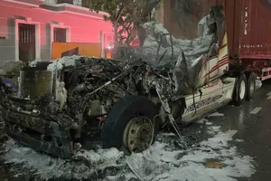 Xe container cháy rụi cabin dưới trời mưa 