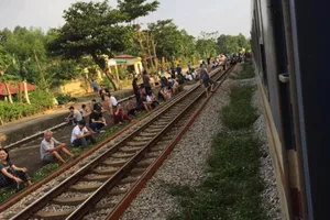 Tàu hỏa SE7 trật bánh khỏi đường ray 