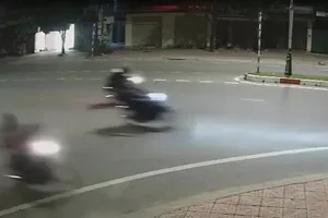 Sau tiếng động mạnh, phát hiện nữ sinh 15 tuổi tử vong bên đường 