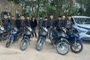 Nhóm thanh thiếu niên náo loạn đường phố khi đón bạn mãn hạn tù 