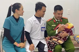 Tìm cha mẹ cho bé 3 tháng tuổi bị bỏ rơi giữa đêm khuya giá rét