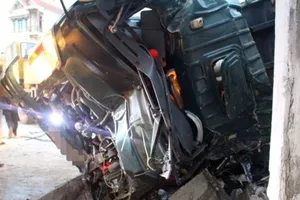 Xe tải tông vào tiệm tạp hóa, 6 người tử vong