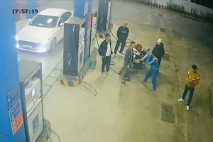 Người đàn ông đi ô tô đánh nhân viên cây xăng 