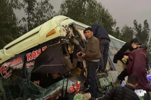 Giải cứu tài xế và hành khách do xe giường nằm bị lật